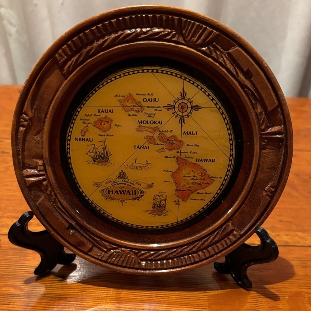 HAWAIIAN souvenir plate with stand
